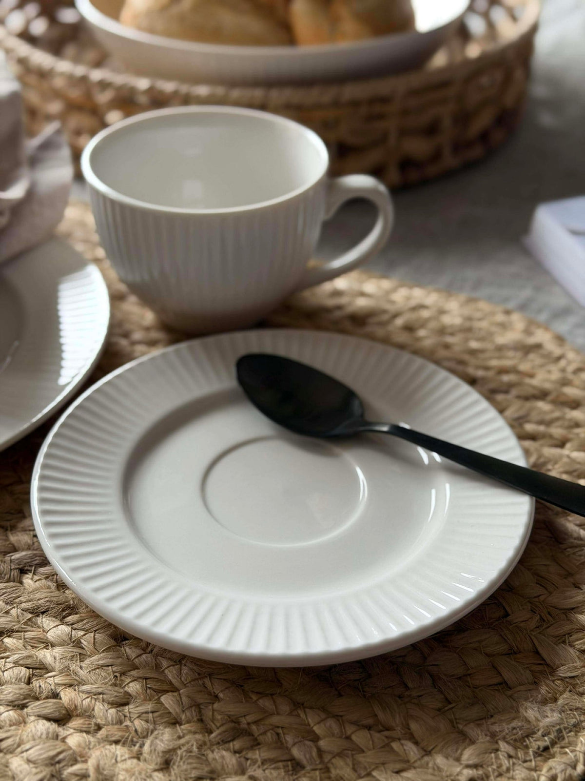 Tasse et soucoupe - Porcelaine côtelée
