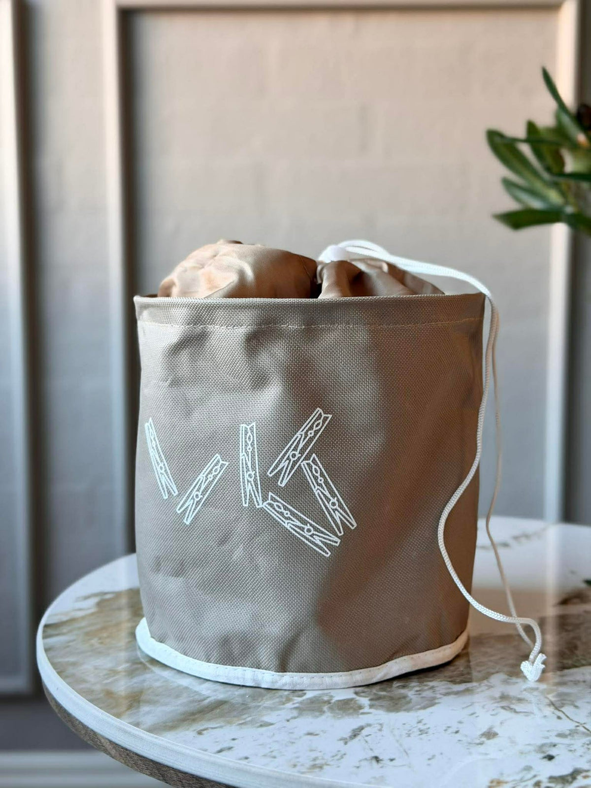 Panier avec 24 pinces à linge