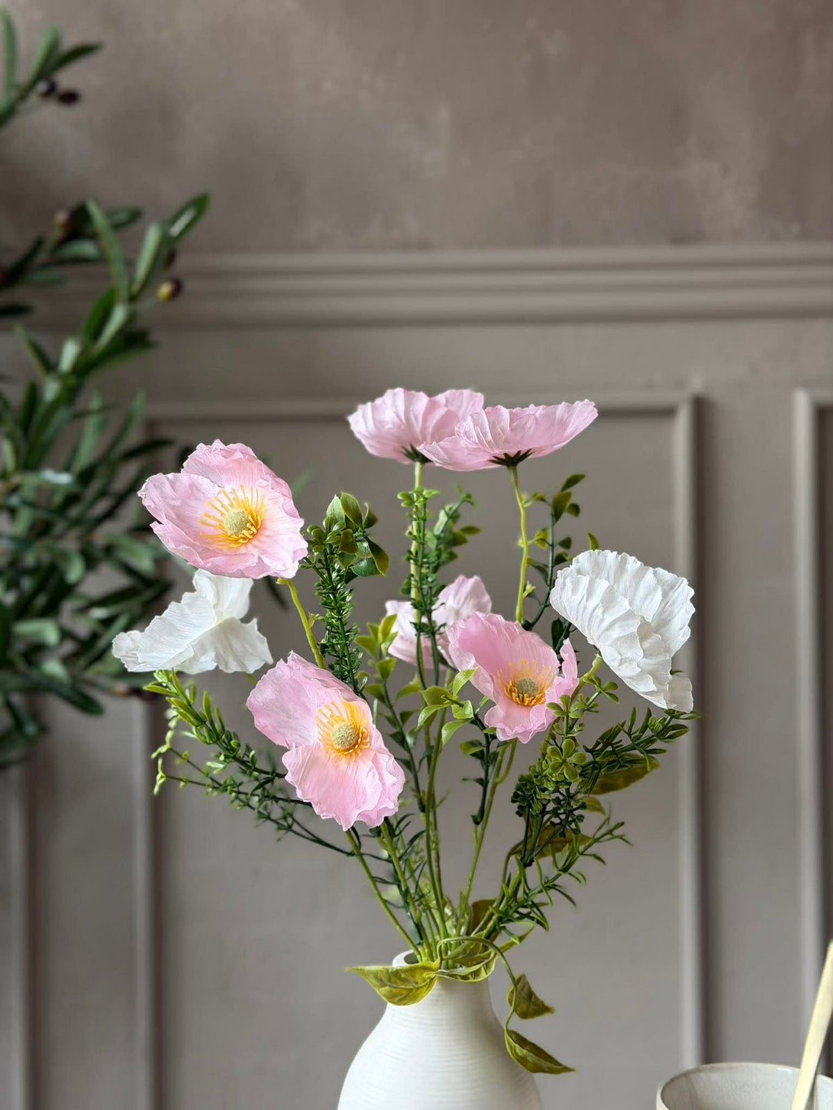 Fleurs dans un vase blanc - Plusieurs couleurs
