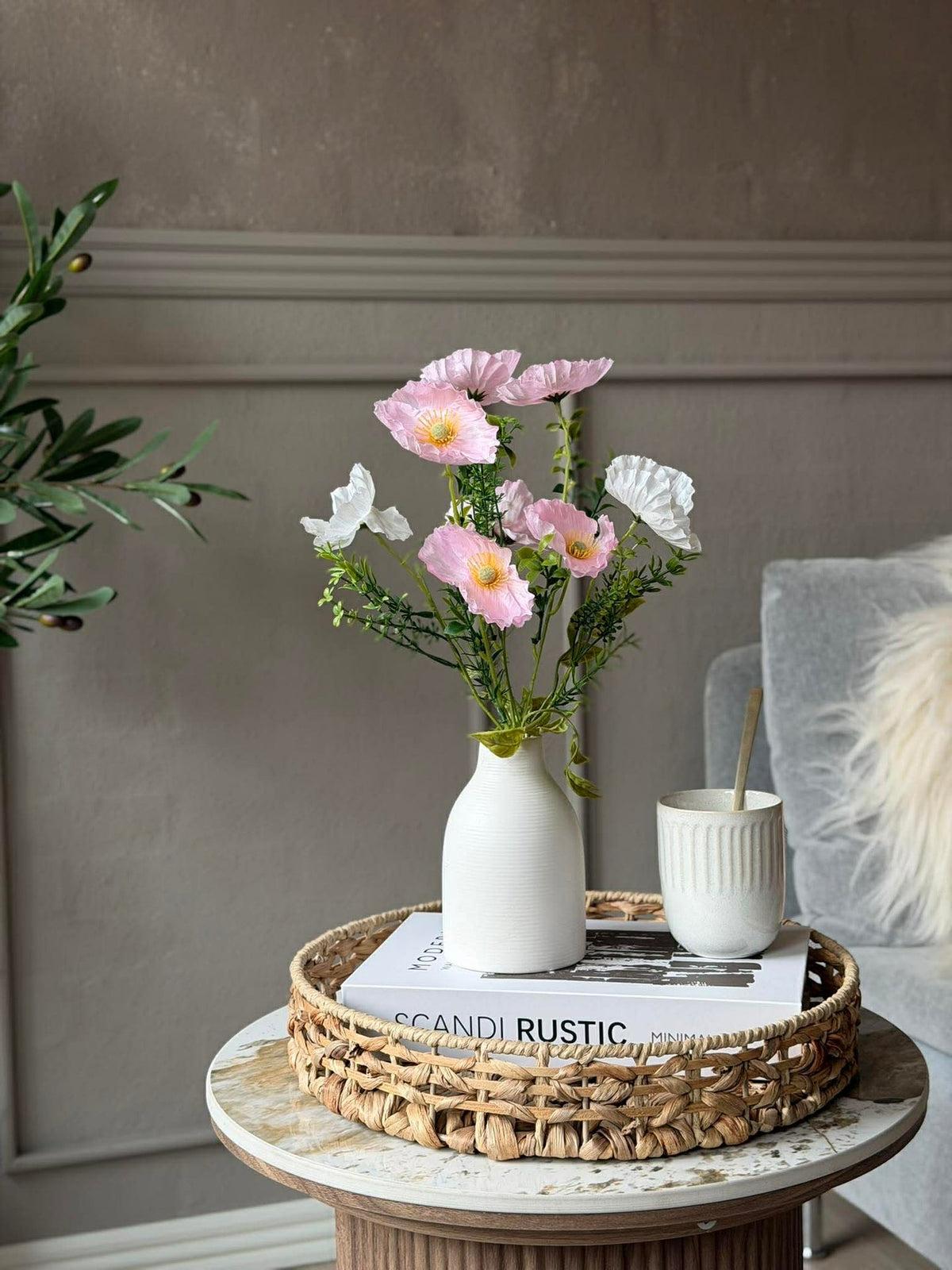 Fleurs dans un vase blanc - Plusieurs couleurs