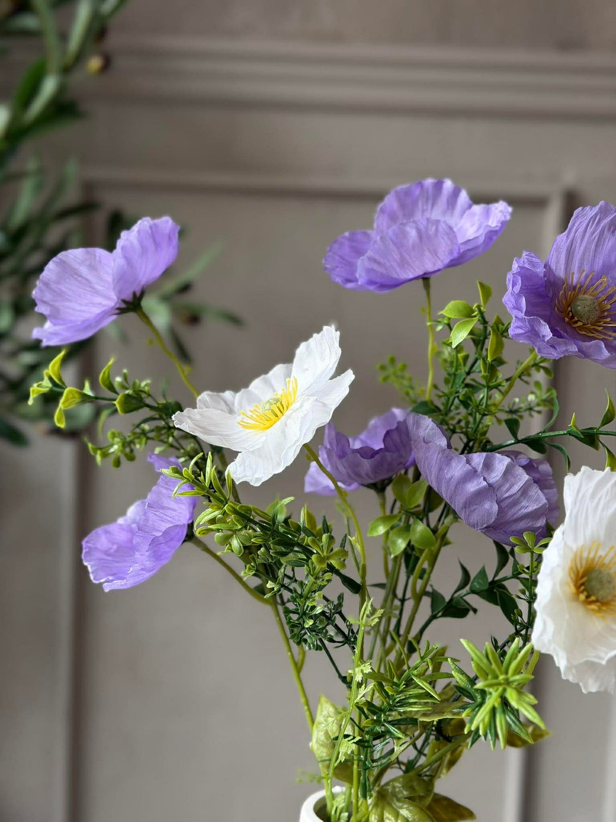 Fleurs dans un vase blanc - Plusieurs couleurs