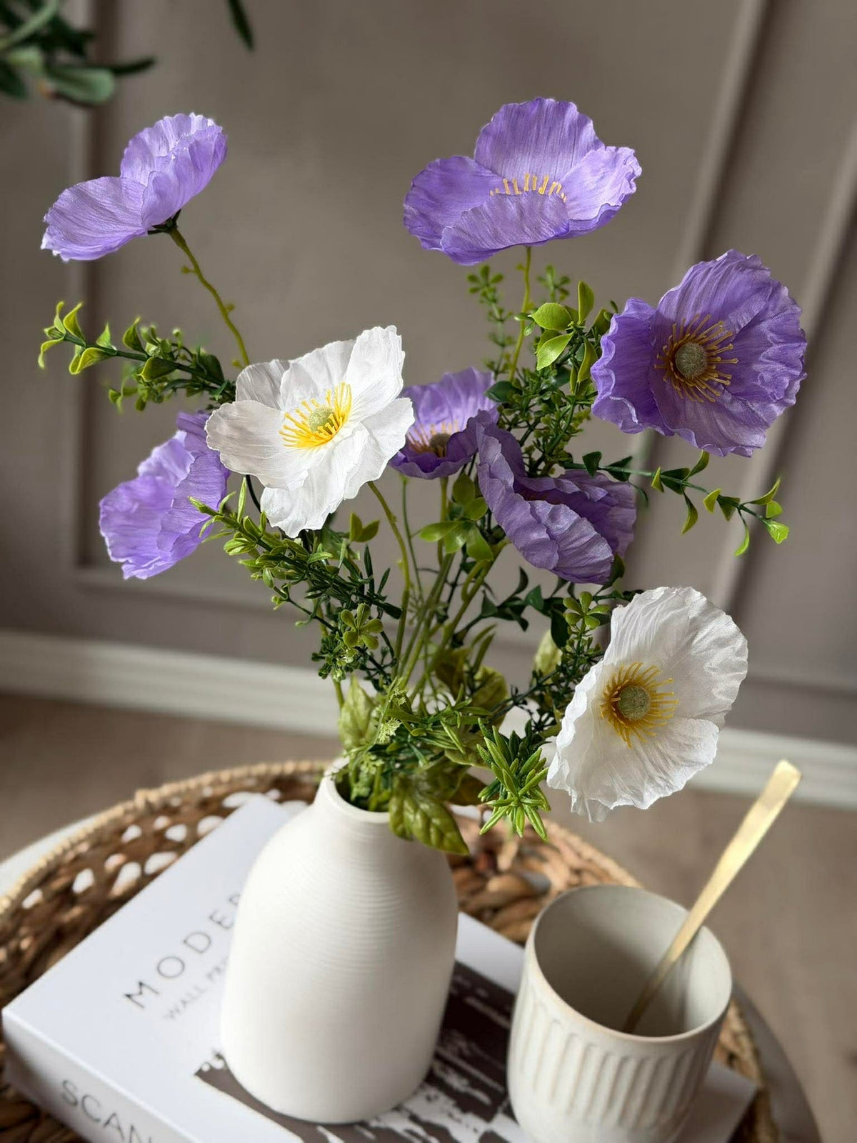 Fleurs dans un vase blanc - Plusieurs couleurs