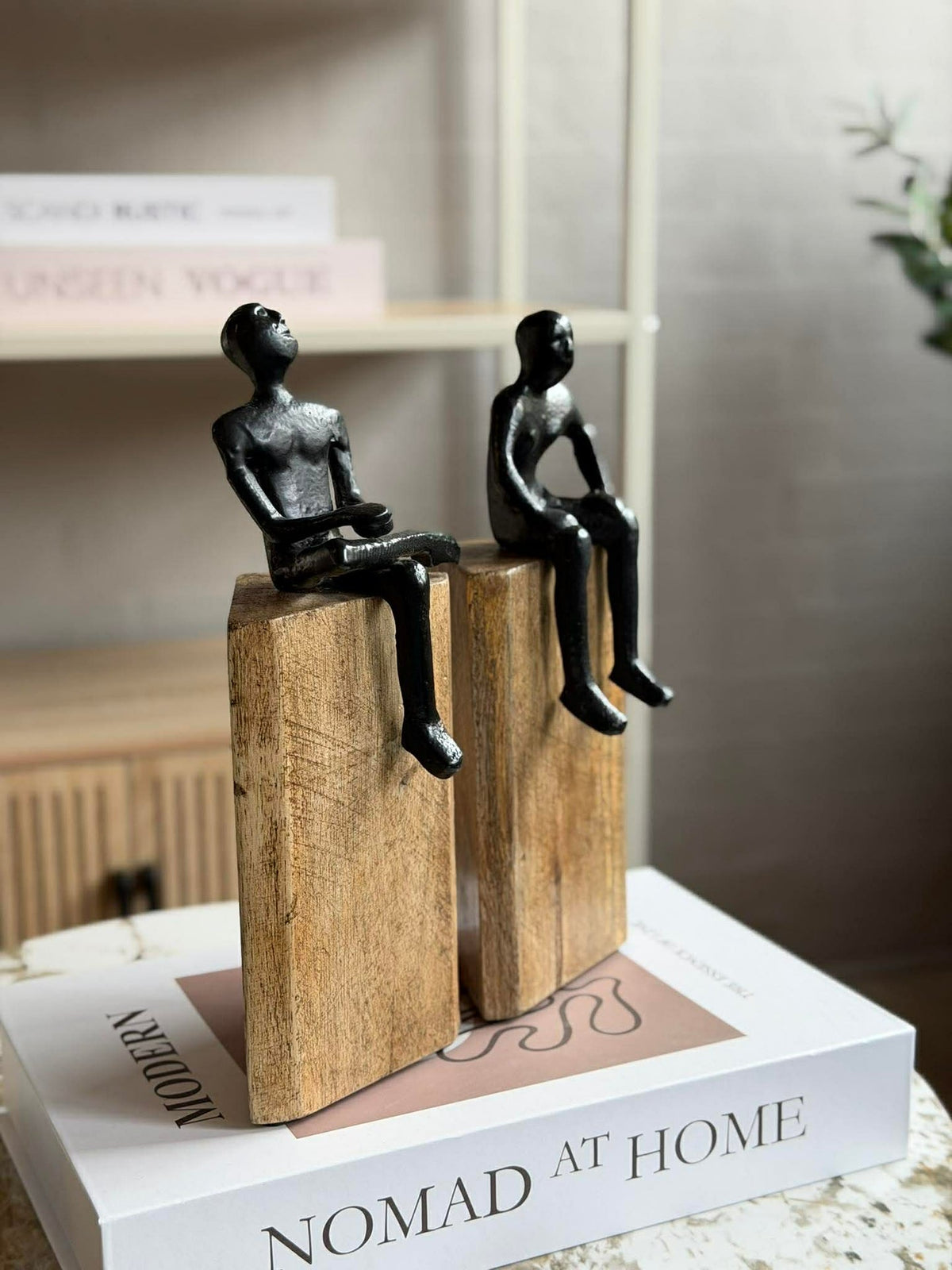 Figurine assise sur bloc en bois - MIX