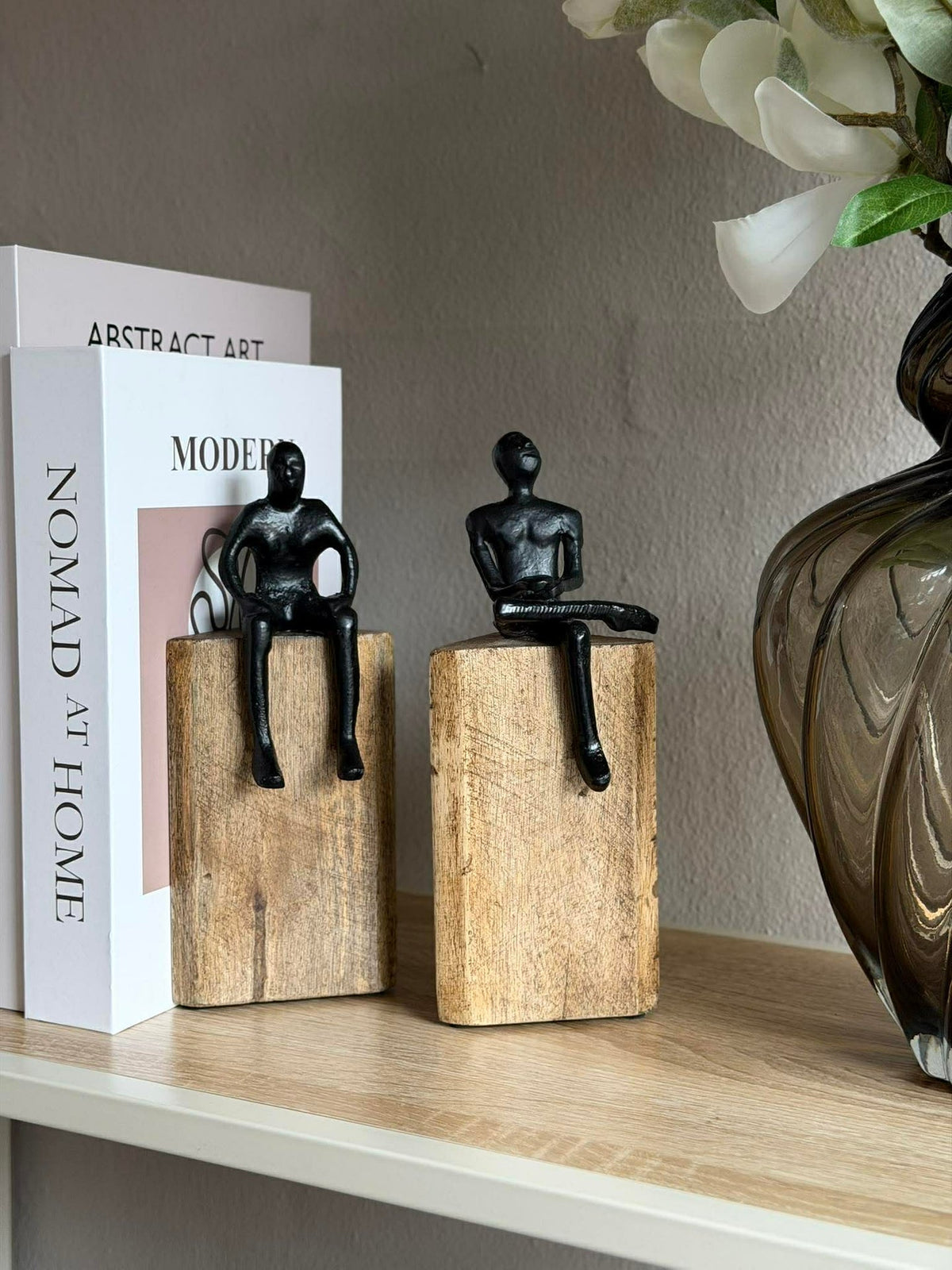 Figurine assise sur bloc en bois - MIX