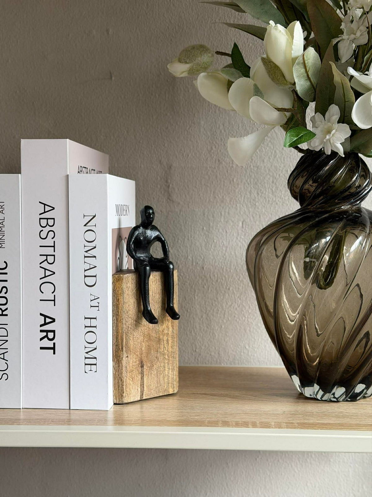 Figurine assise sur bloc en bois - MIX