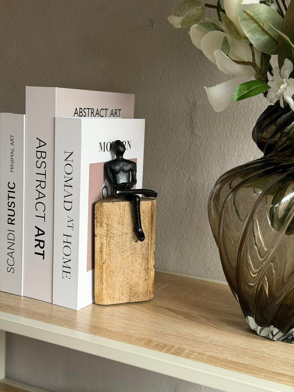 Figurine assise sur bloc en bois - MIX