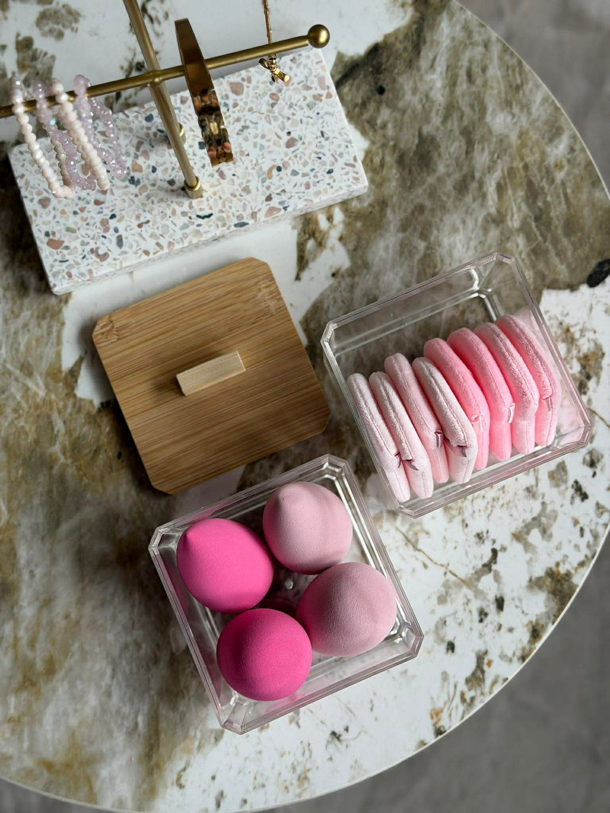 Organisateur de maquillage avec éponges - 2 niveaux