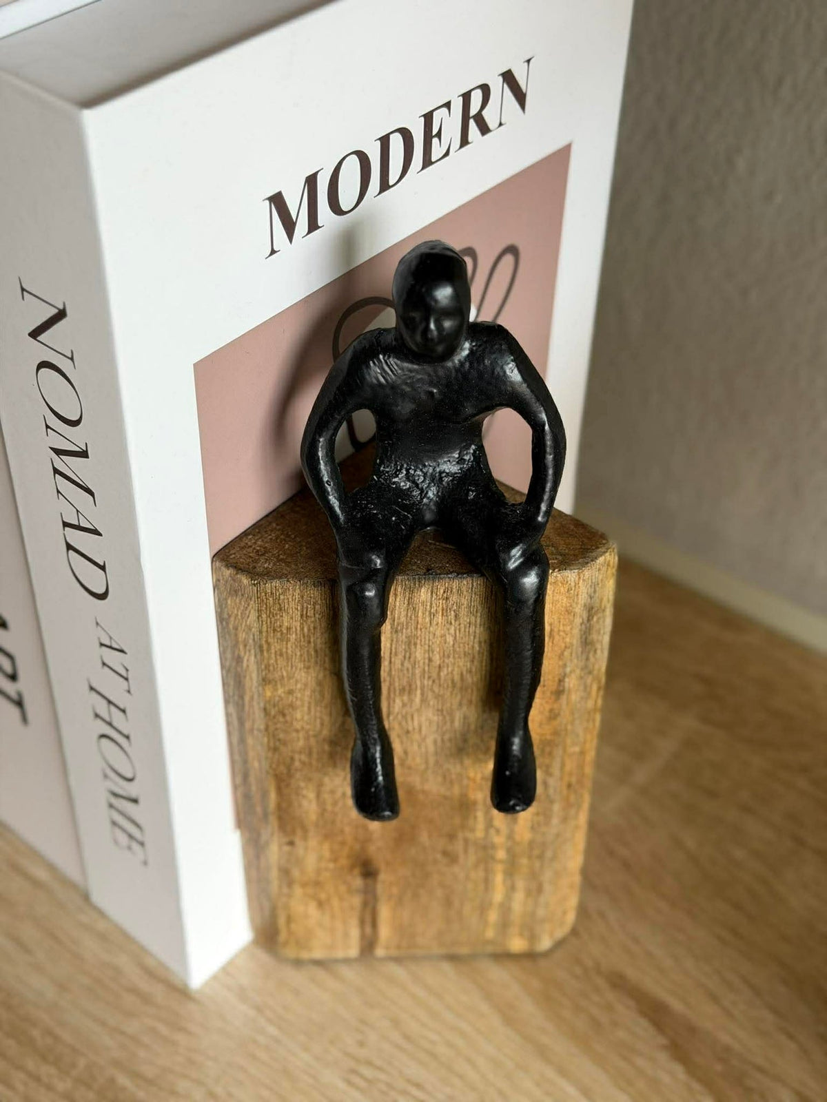 Figurine assise sur bloc en bois - MIX