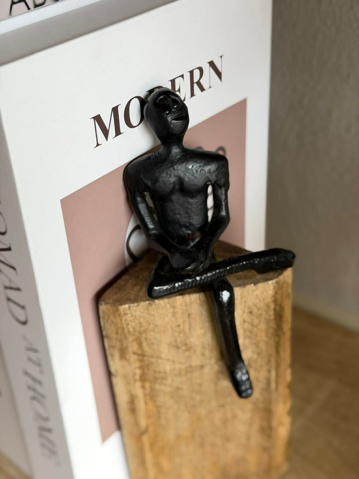 Figurine assise sur bloc en bois - MIX