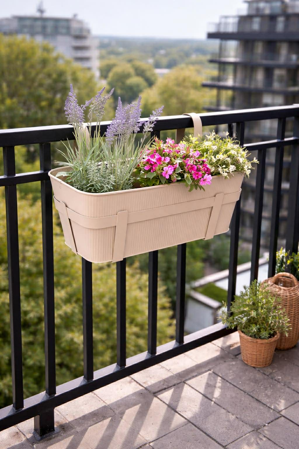 Jardinière de balcon en métal beige