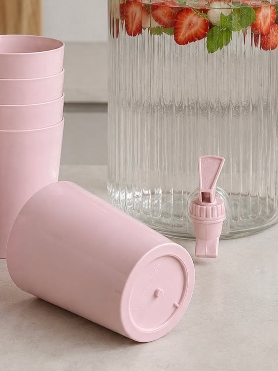 Distributeur avec verres à boire - plusieurs couleurs