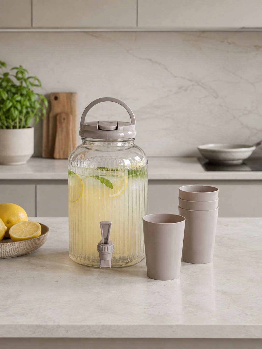 Distributeur avec verres à boire - plusieurs couleurs