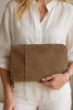 Clutch en daim camel