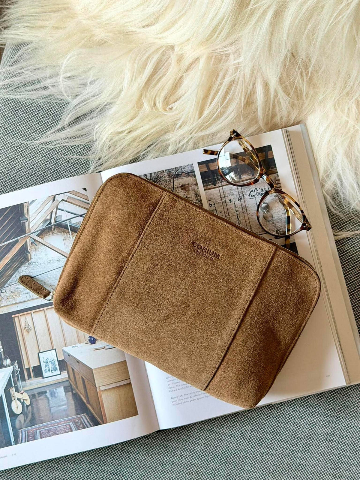 Clutch en daim camel