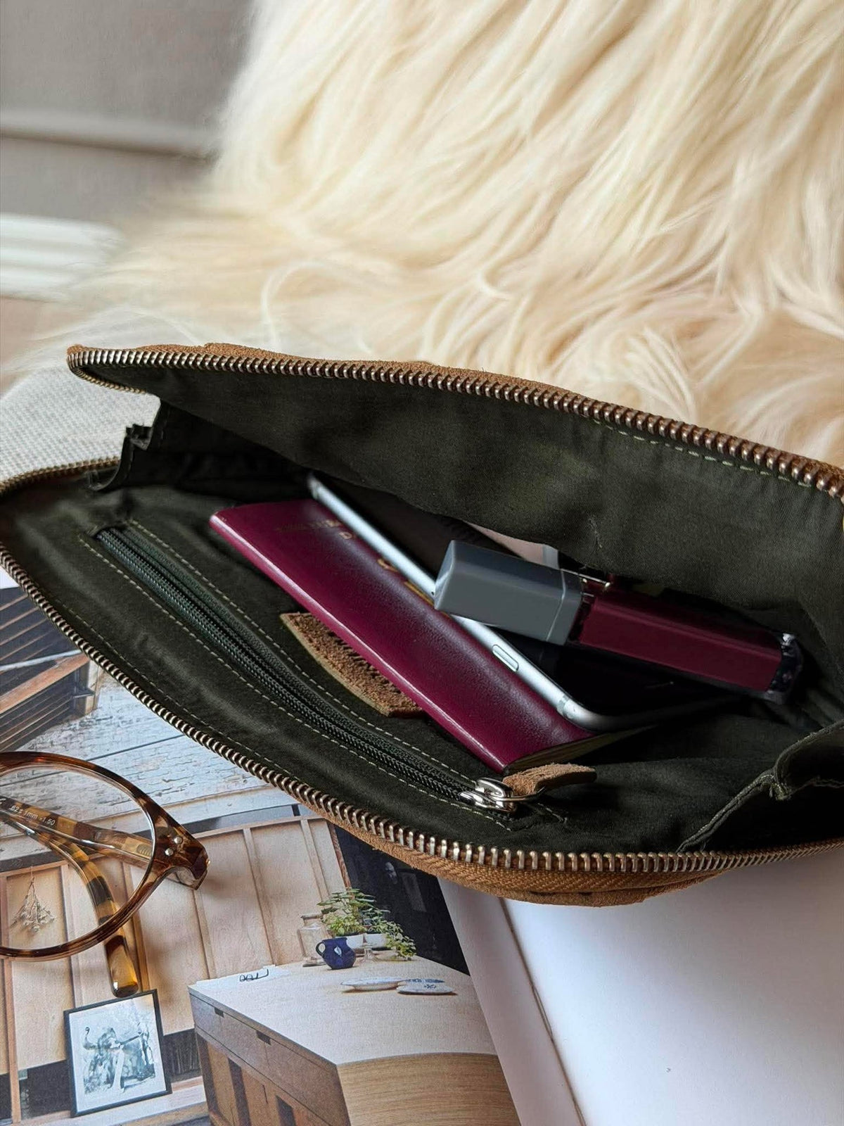 Clutch en daim camel