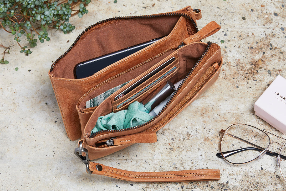 Pochette ASTA avec longue bandoulière et dragonne, Cognac