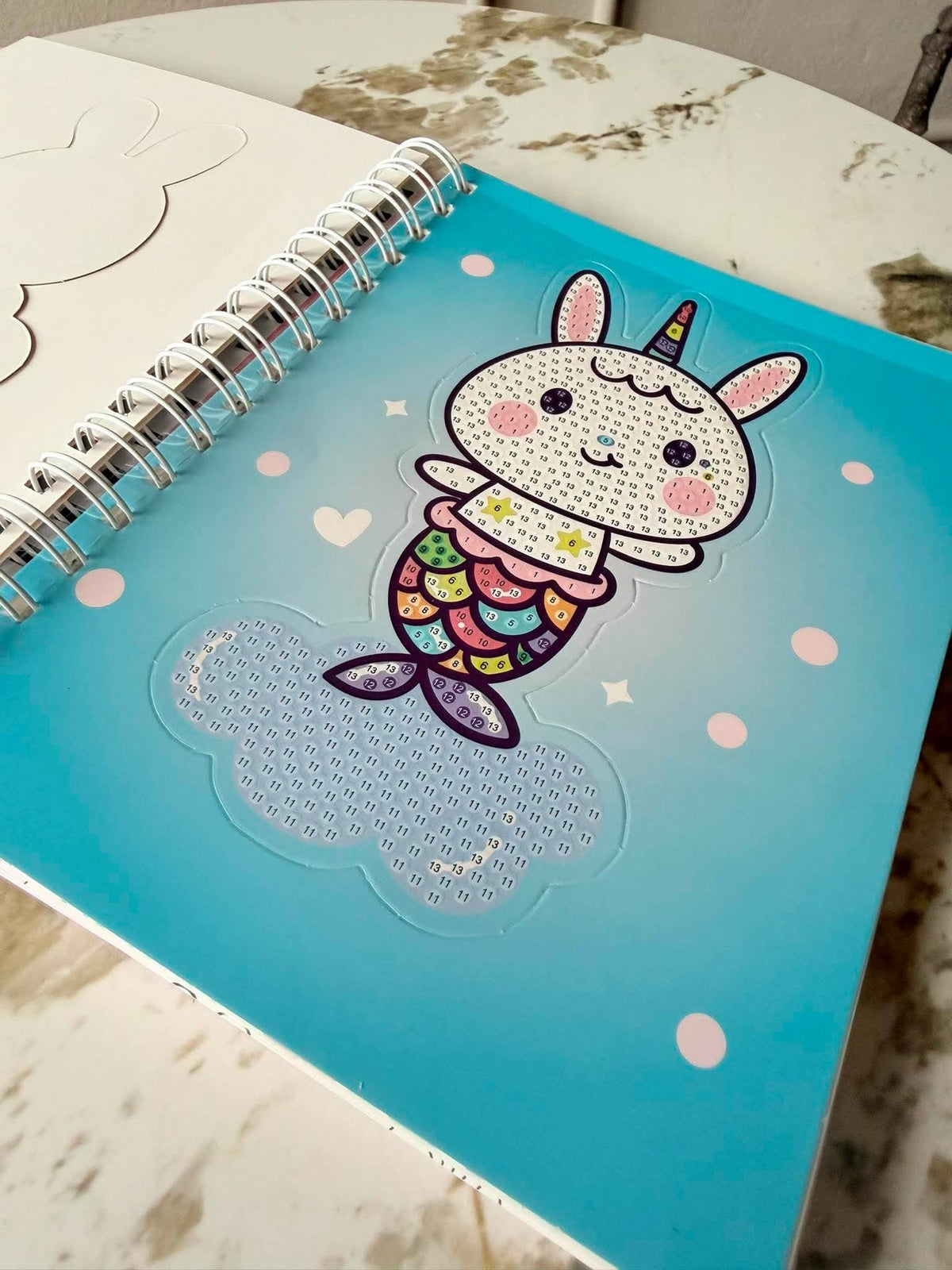Livre avec décoration diamant