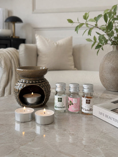 Aroma pakke med duftolier og stearinlys på bord i stue