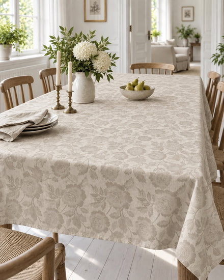 Nappe JACQUARD fleur sable sur table dans le salon avec bougies