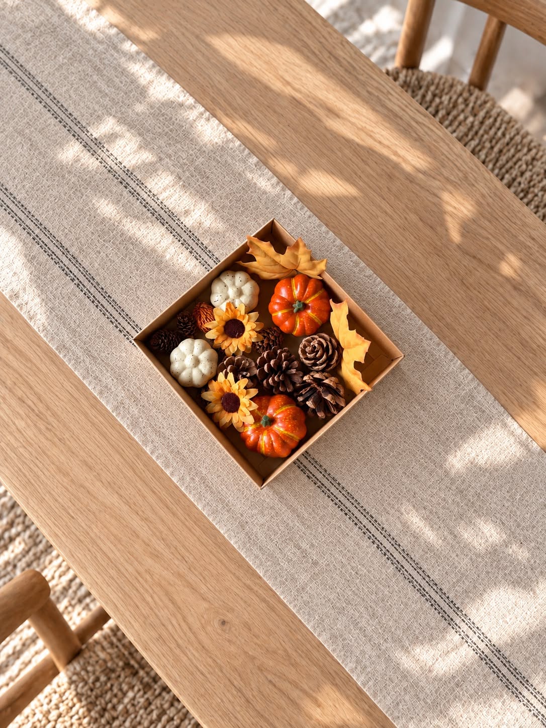 Boîte avec matériaux de décoration – Décoration d’automne
