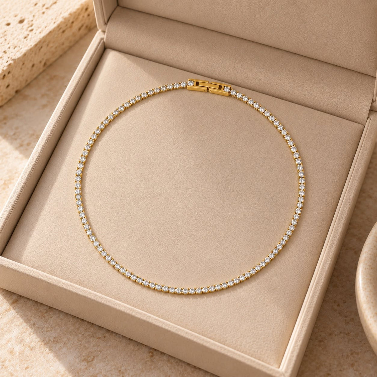 Collier tennis Rinna doré – design résistant à l’eau
