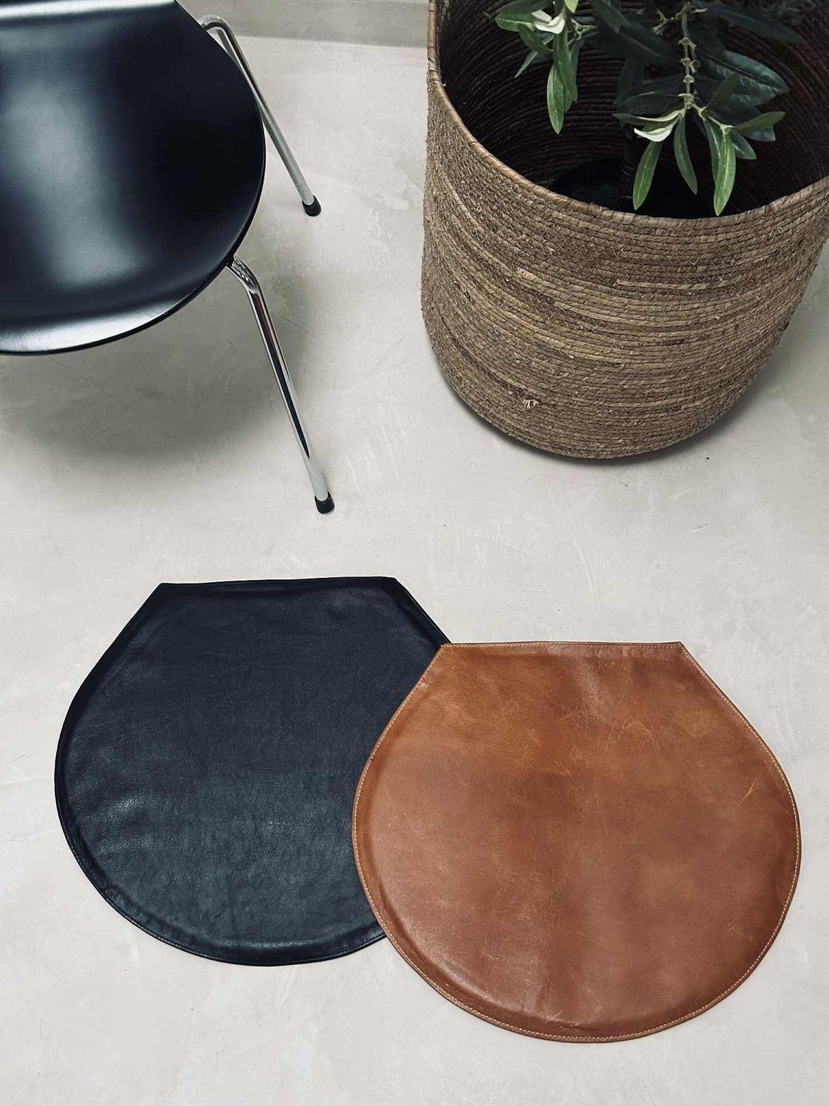 Le coussin en cuir noir - Modèle 7