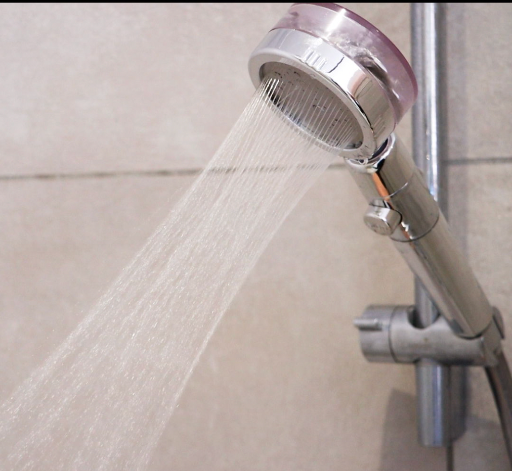 Tête de douche avec turbine à hélice