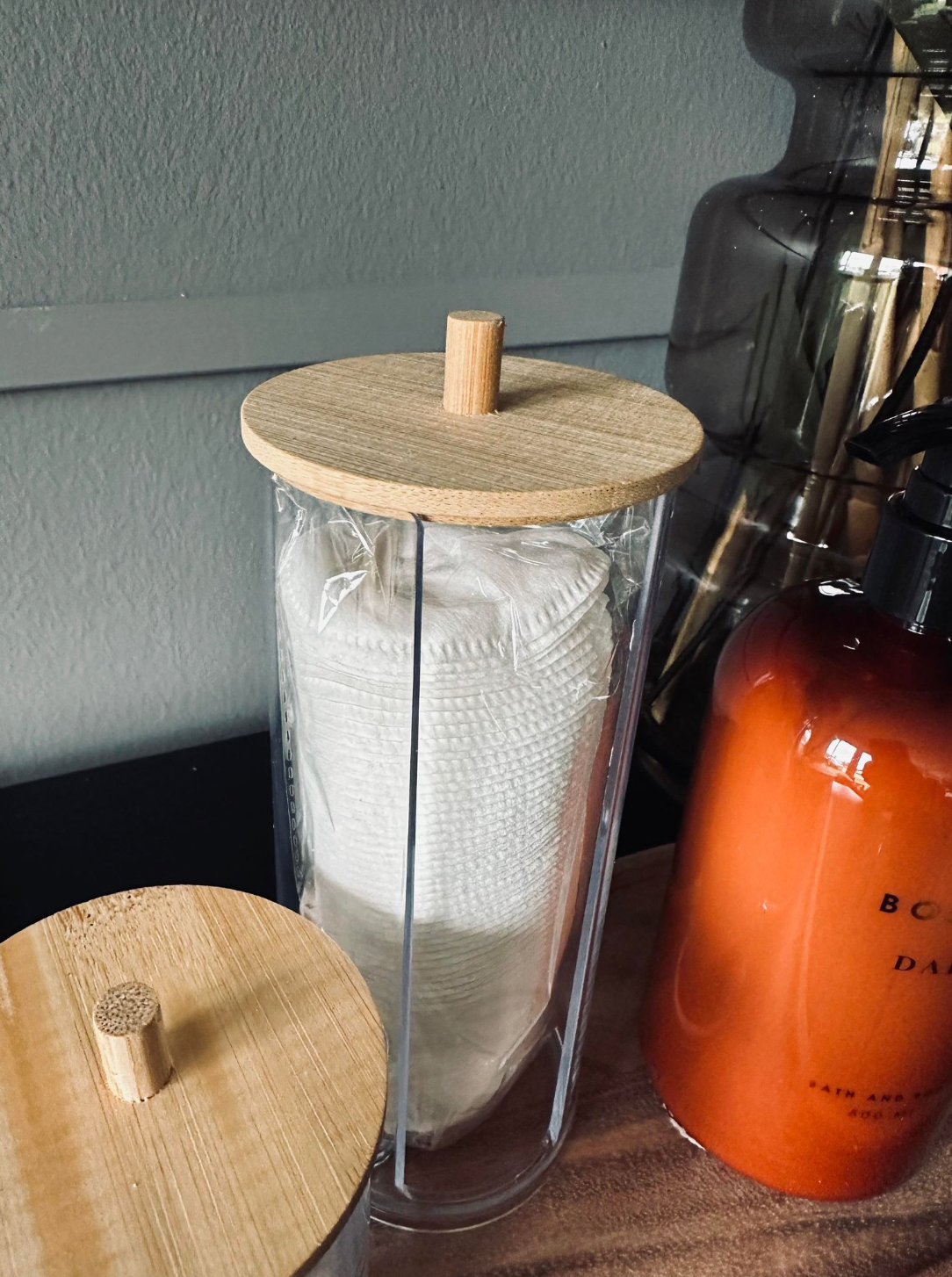 Organisateur de maquillage - Acrylique avec couvercle en bambou