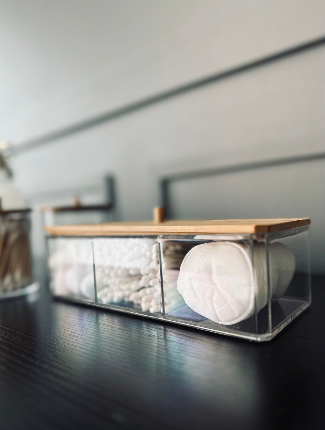 Organisateur de maquillage - Acrylique avec couvercle en bambou
