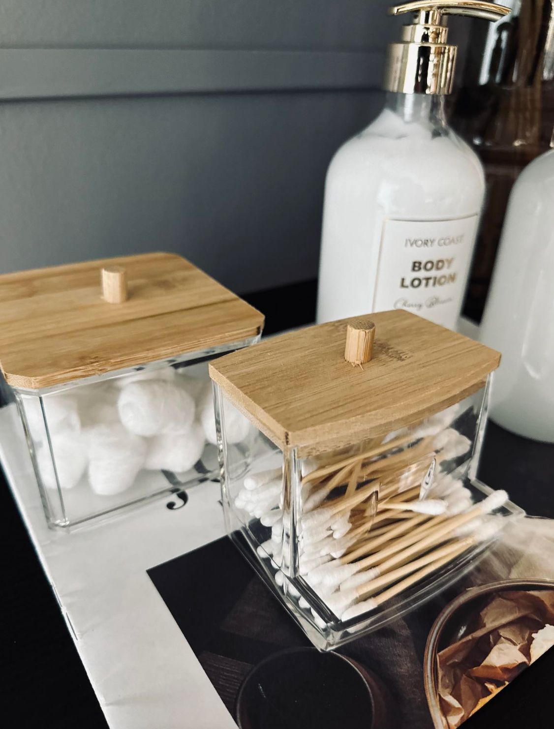 Organiseur de maquillage - Acrylique avec couvercle en bambou