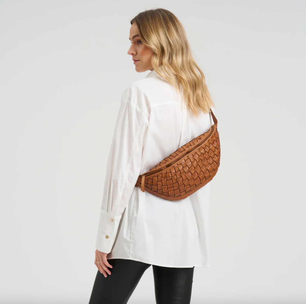 Bumbag Warsaw en cuir tressé à la main - Cognac vintage