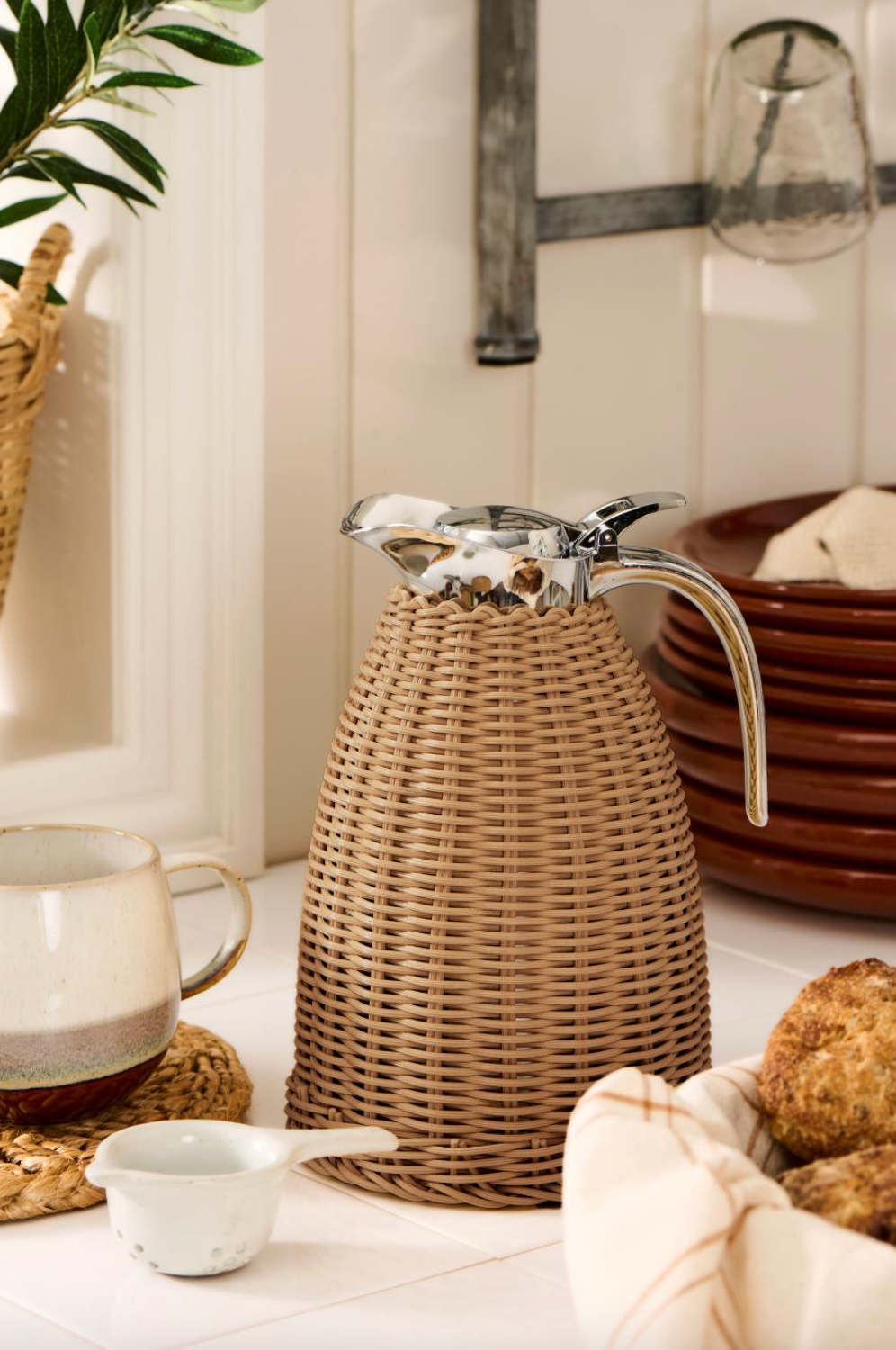 Carafe isotherme brun tressage de polyrattan
