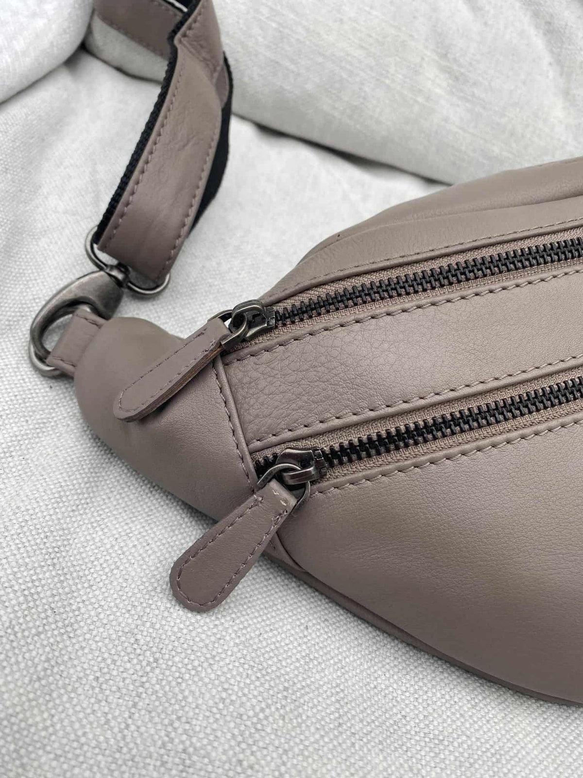 Bæltetaske i det blødeste skind LINA taupe beige - VIAMAJA.DK
