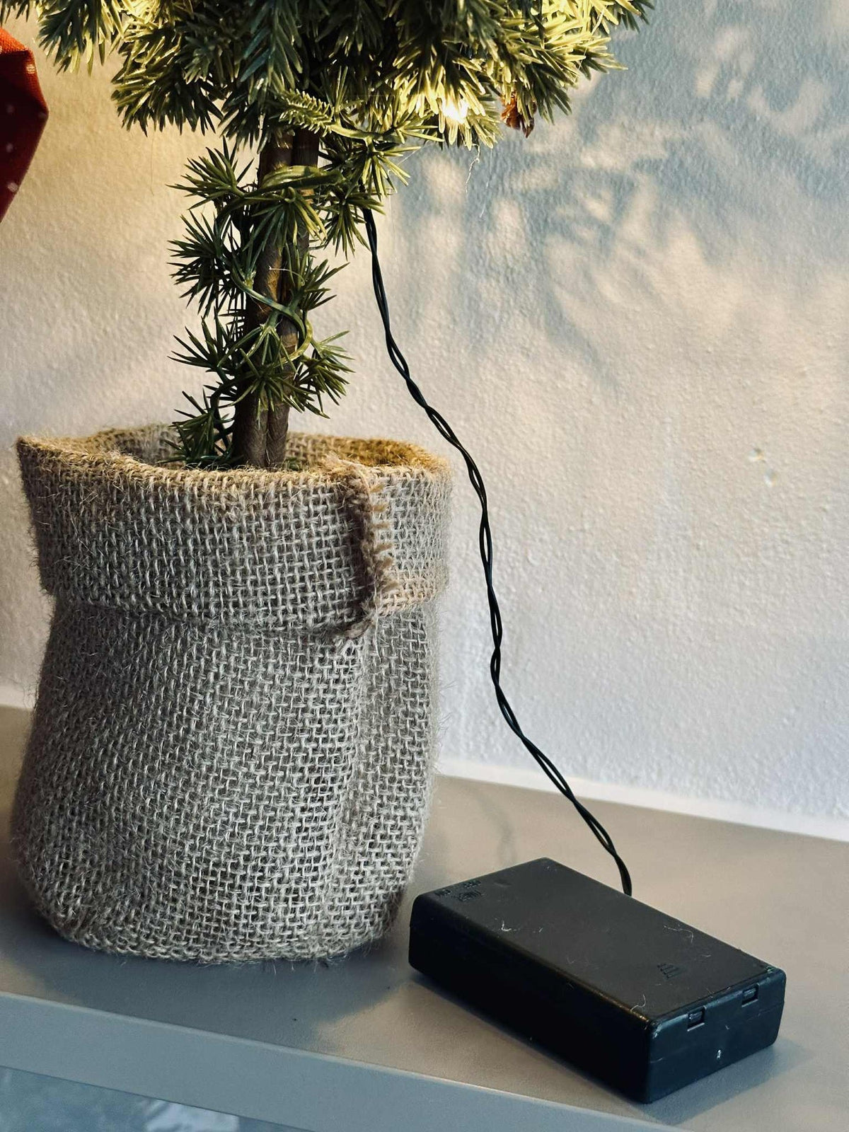 Sapin avec guirlande lumineuse - 36 cm.
