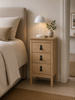 Table de chevet Madrid avec 3 tiroirs - Jackson Hickory