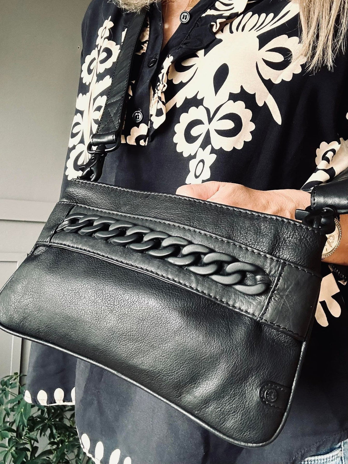 Clutch Black - dekoreret med metalkæde - VIAMAJA.DK