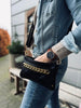 Clutch en cuir souple - ornée d'une chaîne métallique