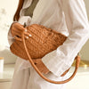 Pochette / sac en cuir HELLA motif tressé – Marron