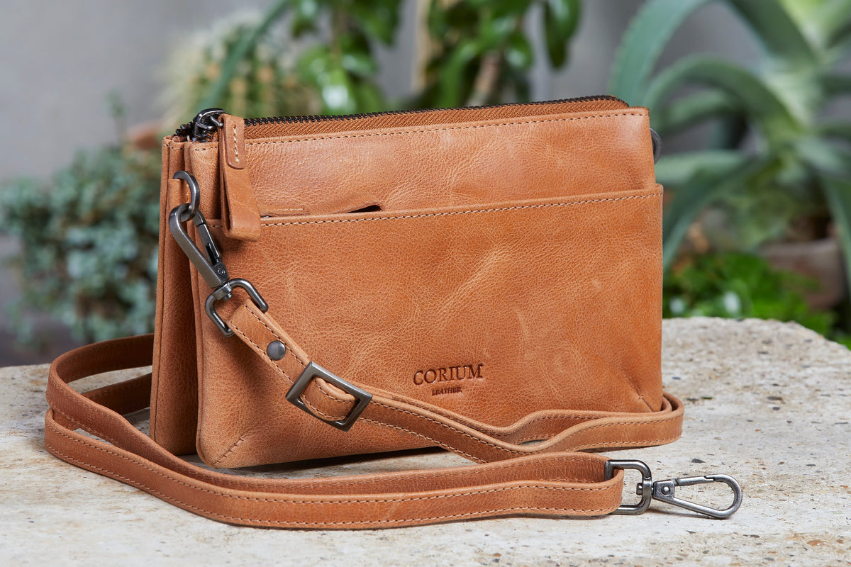 Pochette ASTA avec longue bandoulière et dragonne, Cognac