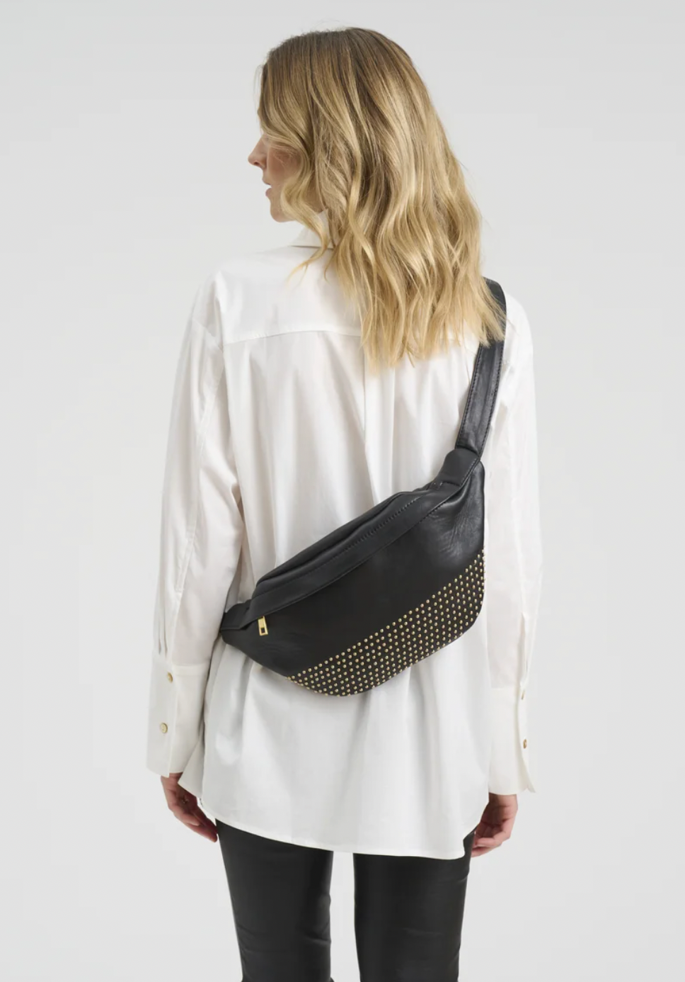 Banane avec clous dorés – effet cuir noir