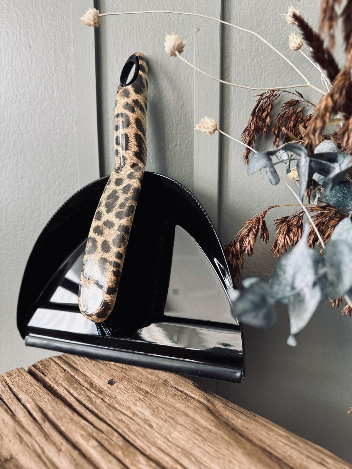Fejebakke med kost – Leopard - VIAMAJA.DK
