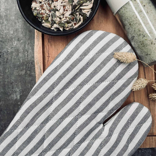 Grillhandske i quilt - Grå strib - VIAMAJA.DK
