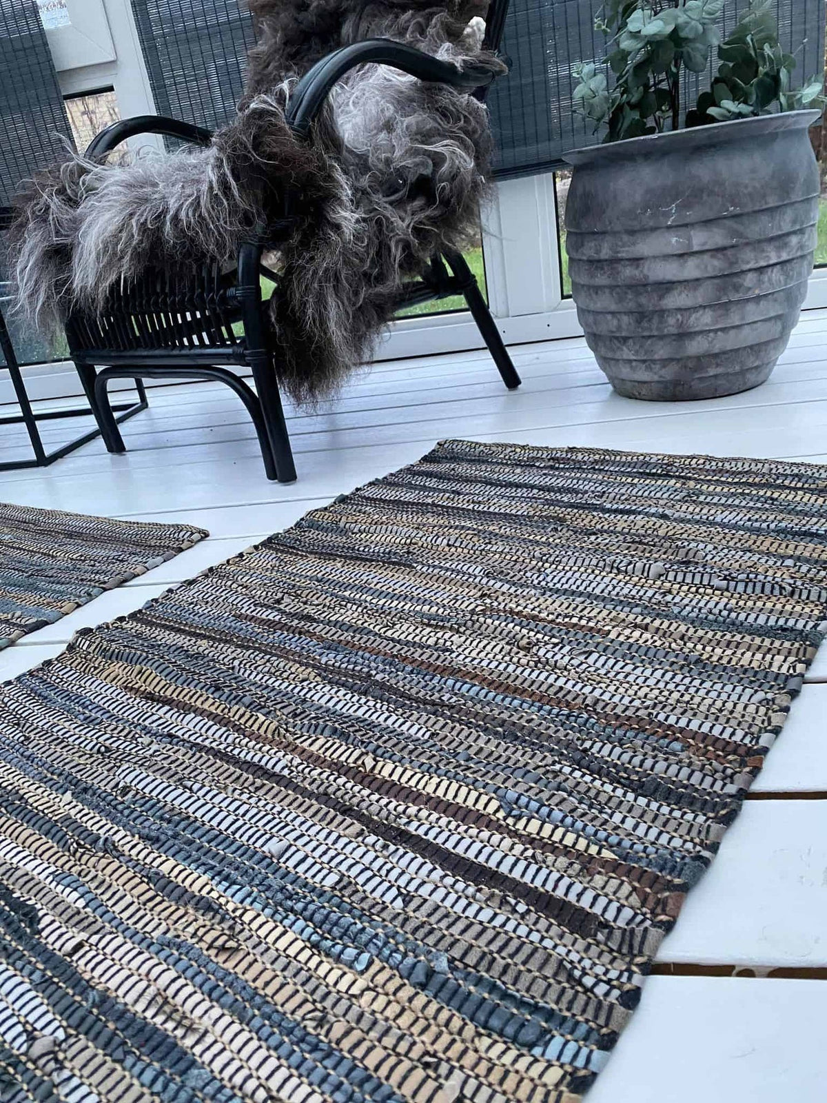 Gulvtæppe i flettet skind - 60x90cm - VIAMAJA.DK