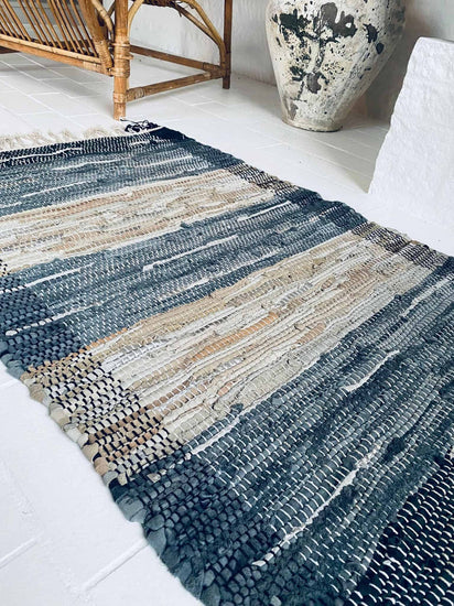 Gulvtæppe i flettet skind – 60x90cm Grå/blå med sølv - VIAMAJA.DK