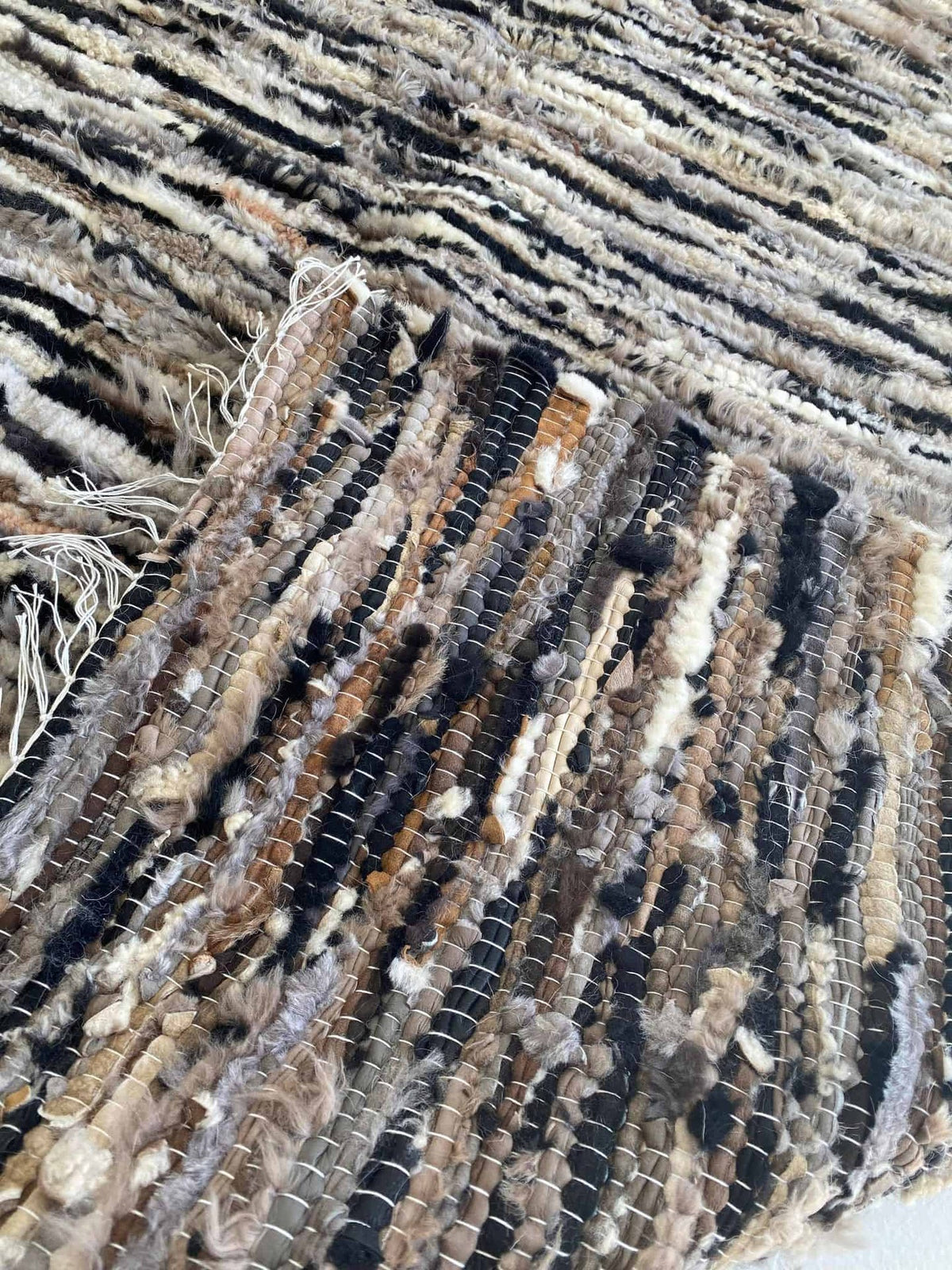 Gulvtæppe i håndsyet lammeskind – 150x200 - VIAMAJA.DK