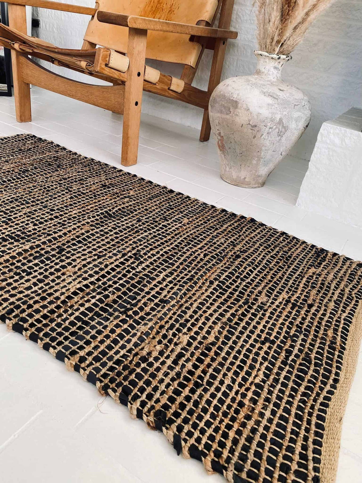 Gulvtæppe i skind og jute - Sort 70x300cm - VIAMAJA.DK