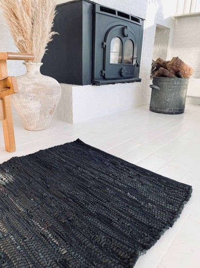 Gulvtæppe i skind – Sort 60x90cm - VIAMAJA.DK