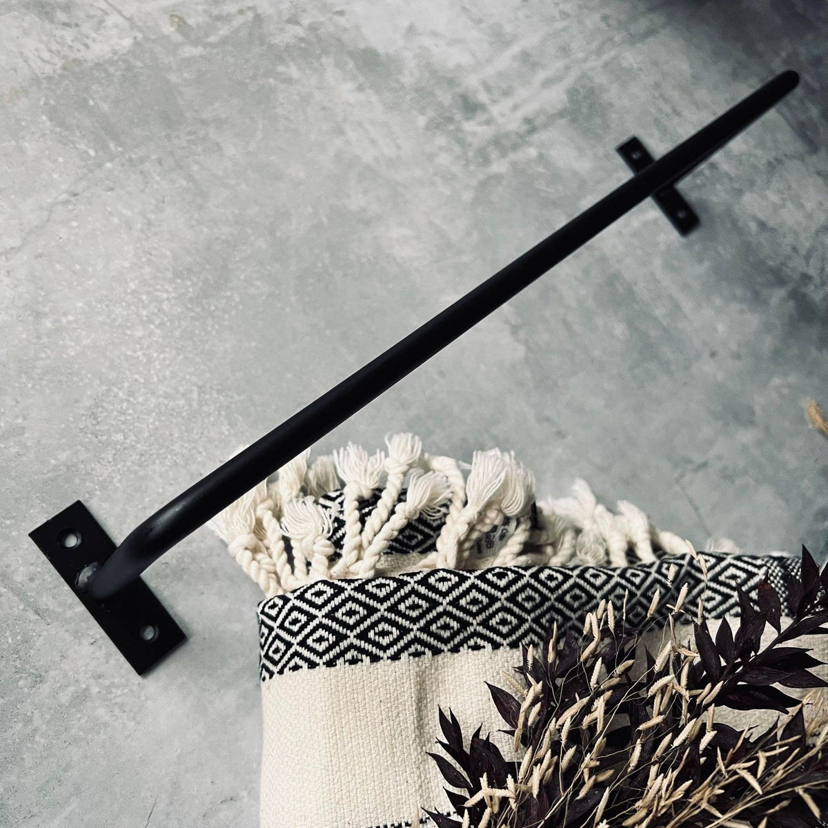 Håndklædeholder i sort jern - 60x10 cm - VIAMAJA.DK