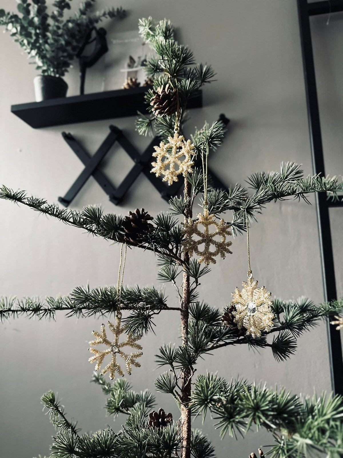 Juleophæng Snefnug mix guld 8cm - VIAMAJA.DK