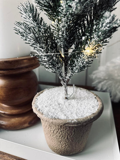 Juletræ med sne - ink LED lys - VIAMAJA.DK